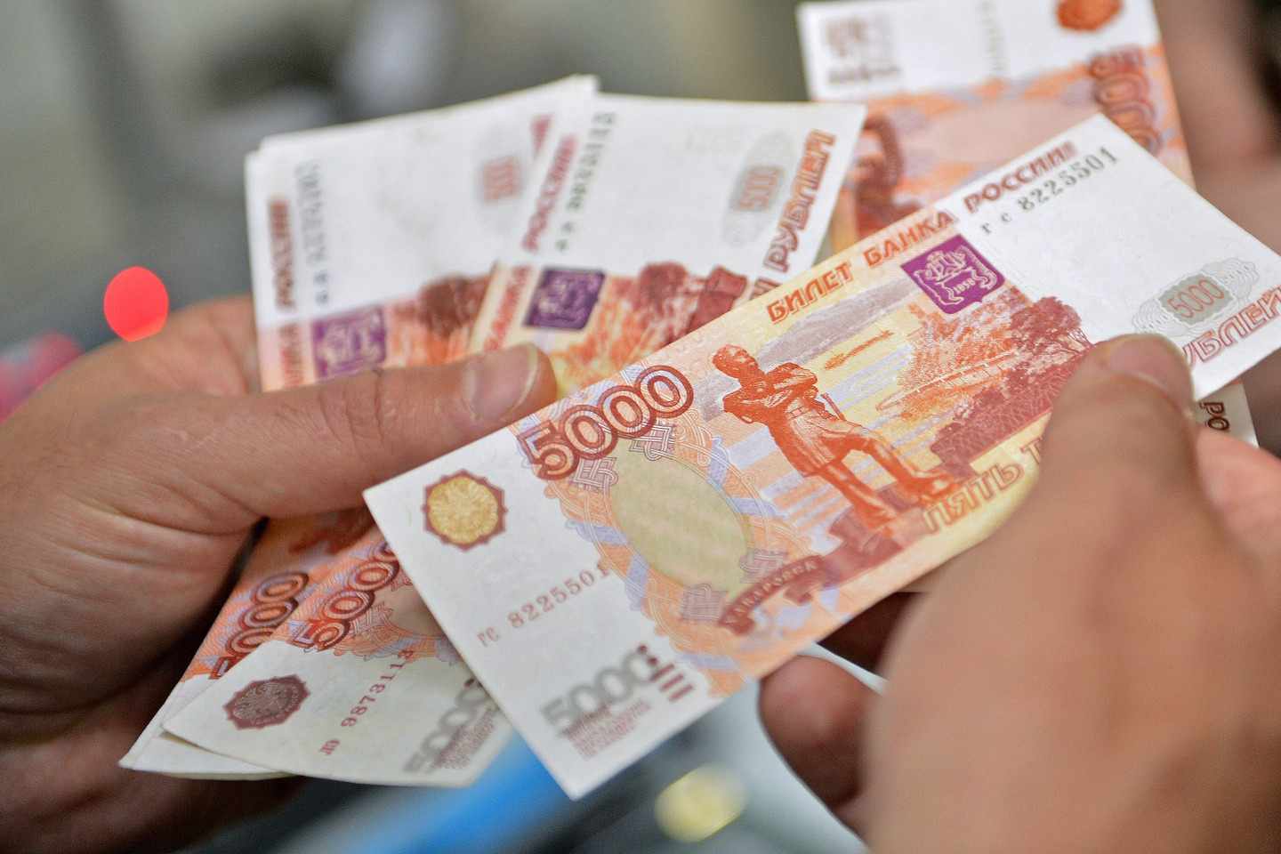 Как пенсионные накопления россиян выводят за рубеж