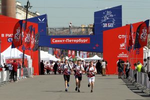 «Все побежали, и я побежал»: в центре Петербурга прошёл легкоатлетический праздник