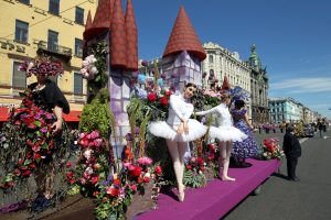 Цветут ли цветы небывалые: по Невскому прошёл парад флористов и оркестров