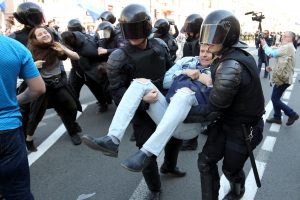 В Москве задержали около 300 человек на акции против нарушений на выборах