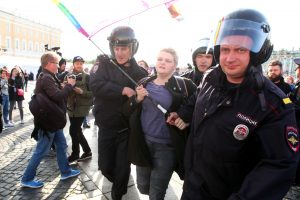 Более 10 человек задержаны на Дворцовой площади в ходе пикета в защиту ЛГБТ