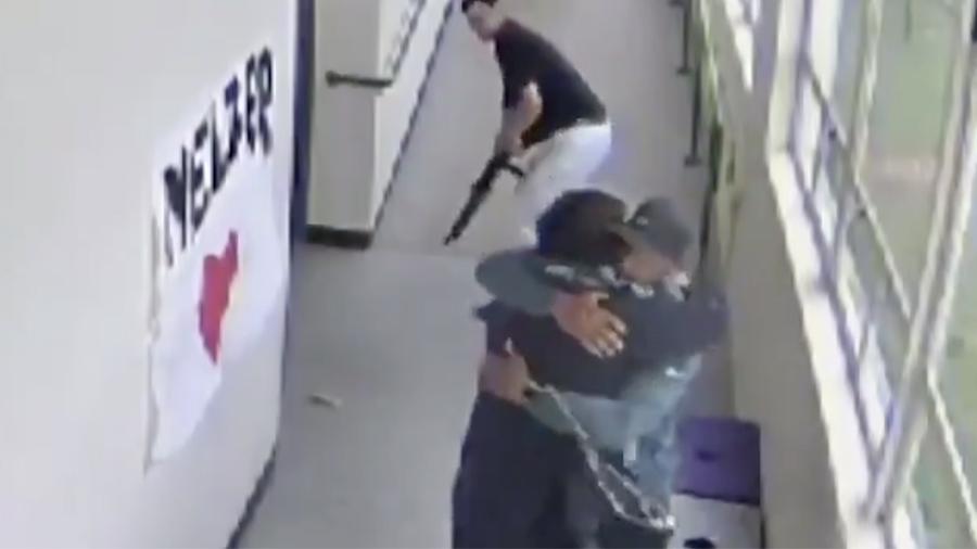 В США школьный тренер разоружил ученика с дробовиком с помощью объятий (видео)