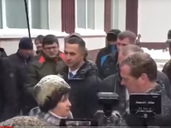 Пенсионерка встала перед Медведевым на колени в Барнауле
