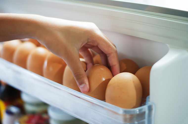 Можно ли яйца хранить вне холодильника?