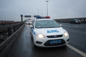 В Петербурге со стрельбой задержали водителя, наехавшего на полицейского