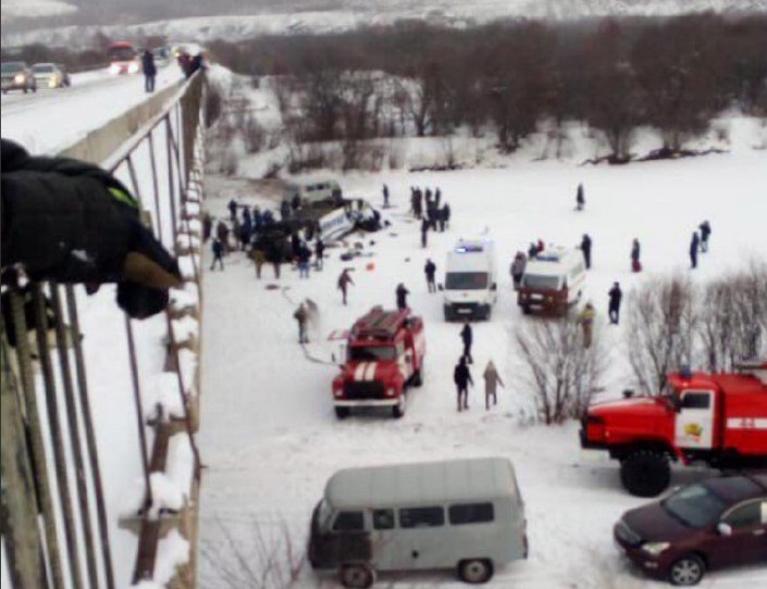 Пассажирский автобус рухнул с моста в России, погибли 15 человек (ФОТО)