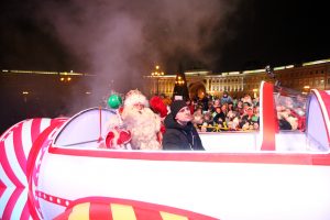 Бегите, дедушки, бегите: в Петербурге встречают новогодних волшебников