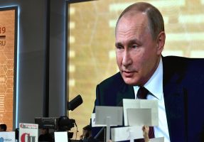 Путин о коронавирусе в России: «Ситуация может качнуться в любую сторону»