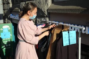Пальто повесил – пальто снял: благотворительная сеть «Спасибо!» раздаёт одежду всем желающим