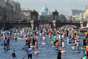 С вёслами не только девушки: по рекам центра Петербурга прошёл SUP-парад