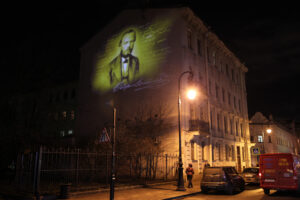 На доме-музее Достоевского появилось световое граффити