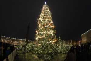 Теперь точно Новый год: на Дворцовой площади официально зажгли ёлку