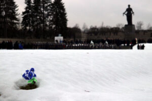 Пискарёвское мемориальное кладбище, день снятия блокады Ленинграда, цветы
