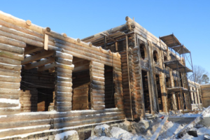 Реставраторы завершают сборку сруба Усадебного дома парка «Монрепо»