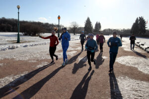 «Беговой девичник»: перед 8 марта петербургские спортсменки пробежали по центру города